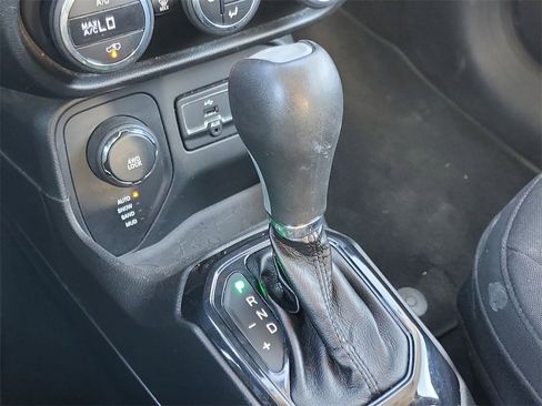 Used 2016 Jeep Renegade Latitude image 21