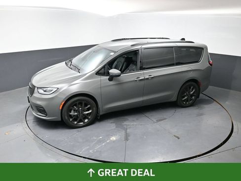 Used 2023 Chrysler Pacifica Touring-L w/ Uconnect Theater Family Group AWD/4WD image 21