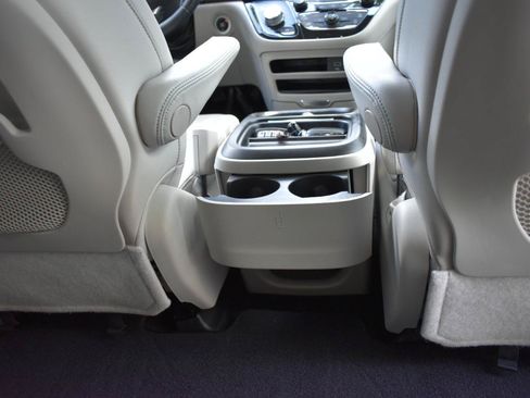 Used 2018 Chrysler Pacifica Touring-L FWD image 42