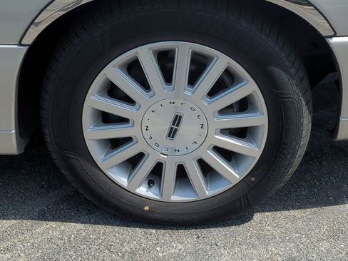 Used 2003 Lincoln Town Car Executive image 12