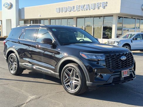 New 2026 Ford Explorer ST-Line w/ ST-Line Street Pack AWD/4WD image 1