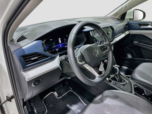 Used 2023 Volkswagen Taos SE w/ Panoramic Sunroof Package FWD image 9