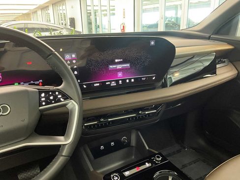 Used 2025 Audi Q6 e-tron Premium Plus w/ Premium Plus AWD/4WD image 8