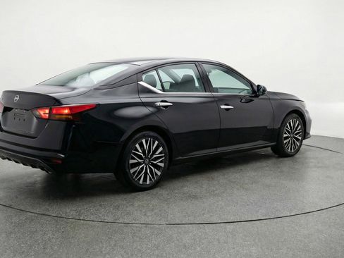 Used 2025 Nissan Altima 2.5 SV image 9