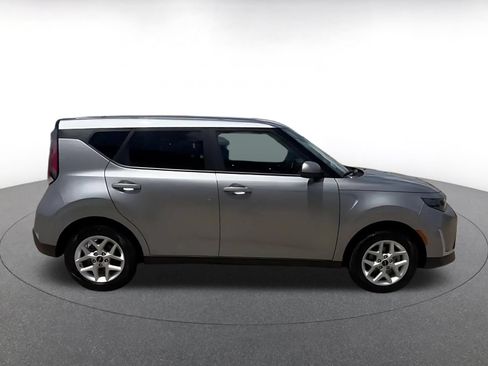 Used 2025 Kia Soul LX w/ LX Technology Package FWD image 16