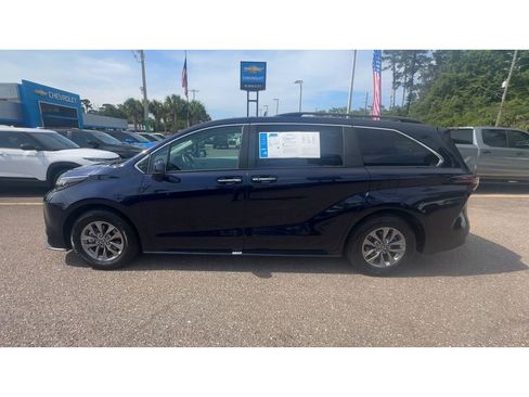 Used 2025 Toyota Sienna XLE FWD image 5