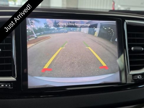 Used 2024 Chrysler Pacifica Touring-L FWD image 16