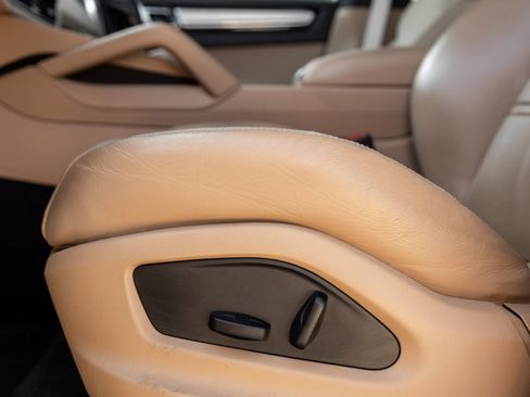 Certified 2023 Porsche Cayenne Platinum Edition image 22