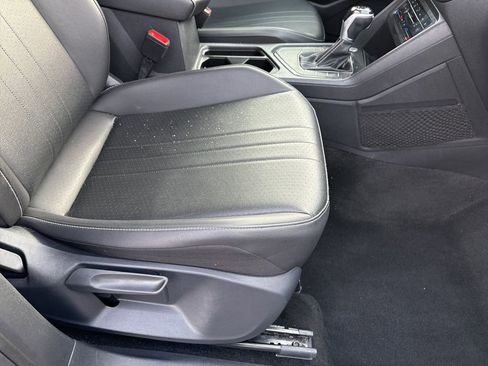 Used 2024 Volkswagen Tiguan SE image 17