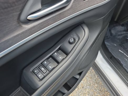 Used 2023 Jeep Grand Cherokee Limited w/ Luxury Tech Group II AWD/4WD image 18