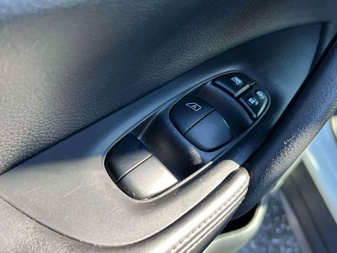 Used 2019 Nissan Rogue SL w/ Premium Package image 17