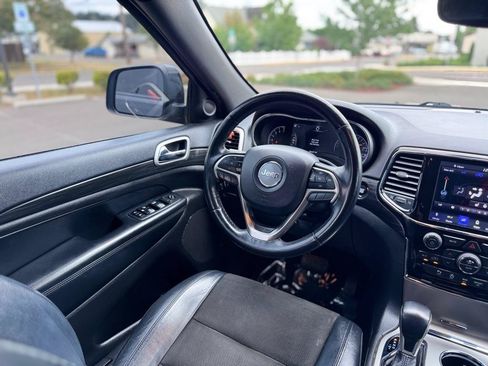 Used 2019 Jeep Grand Cherokee Altitude AWD/4WD image 10