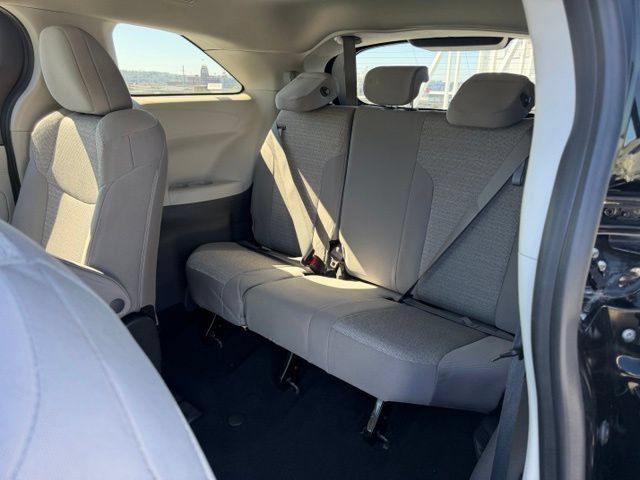 Used 2023 Toyota Sienna LE FWD image 12