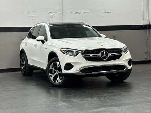 Used 2025 Mercedes-Benz GLC 350e 4MATIC image 2