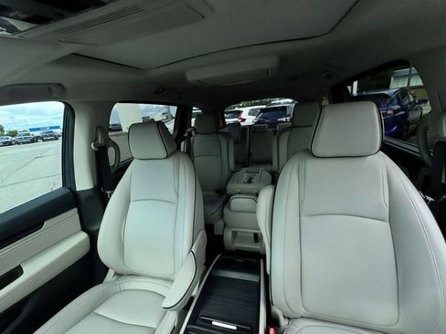 New 2026 Honda Odyssey Touring image 9