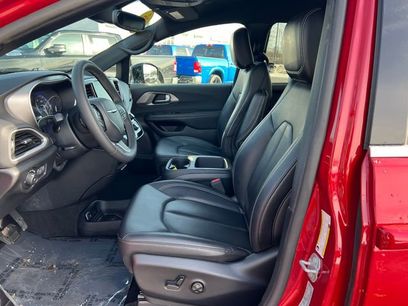 Used 2025 Chrysler Pacifica Select