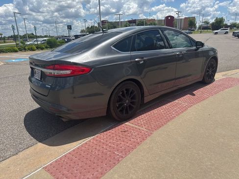 Used 2017 Ford Fusion SE w/ Fusion SE Technology Package FWD image 4