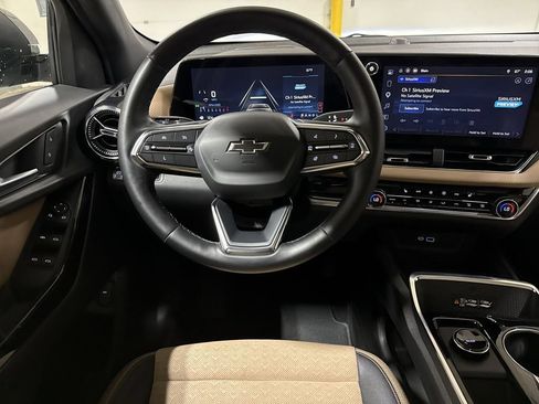 Used 2025 Chevrolet Equinox ACTIV FWD image 11