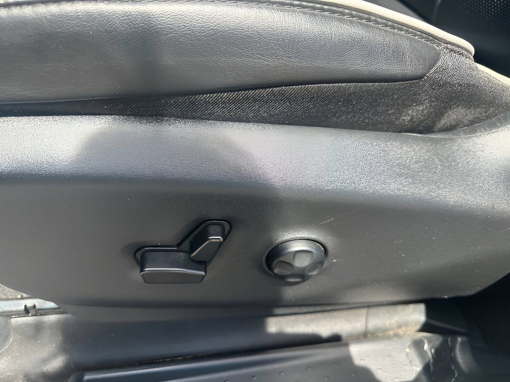 Used 2025 Chrysler Pacifica Limited FWD image 24