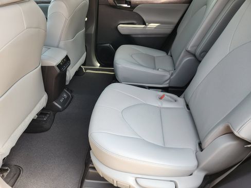 Used 2022 Toyota Highlander Limited FWD image 34