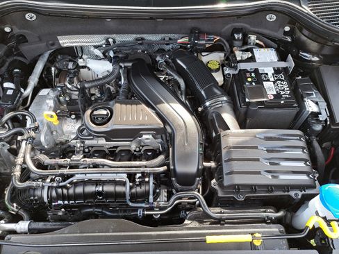 Used 2025 Volkswagen Taos SE w/ Panoramic Sunroof Package image 27