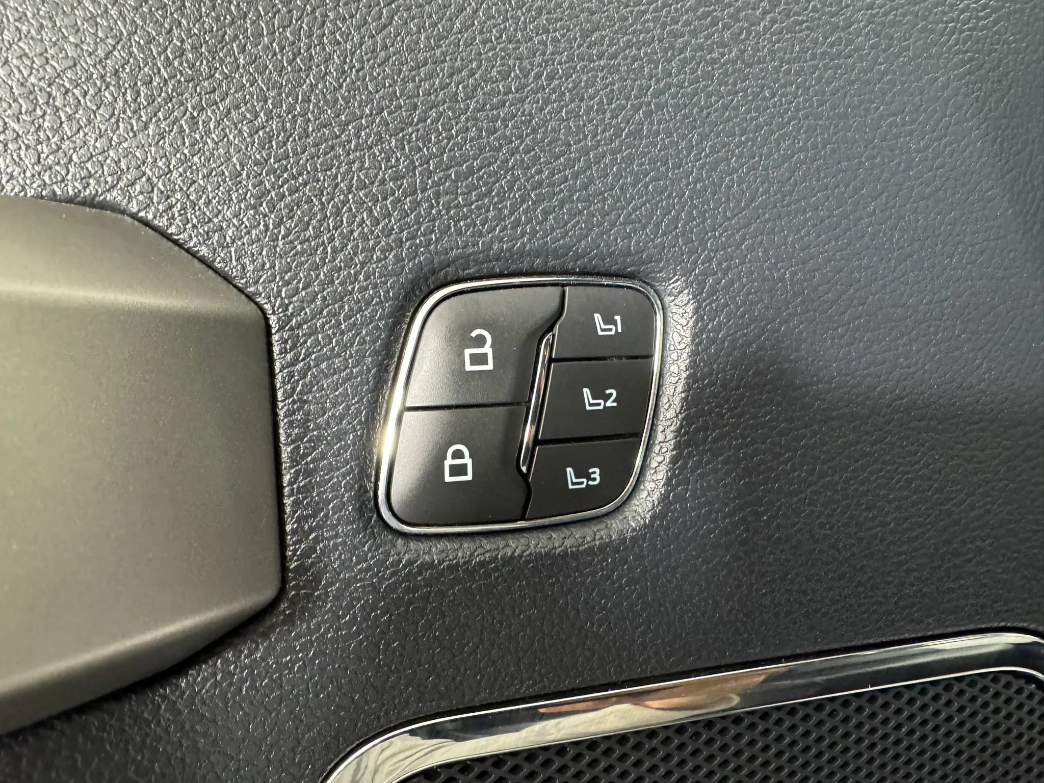 Used 2022 Ford F350 Lariat w/ Black Appearance Package AWD/4WD image 42