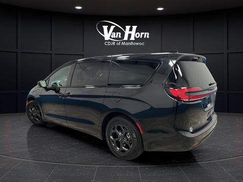 Used 2023 Chrysler Pacifica Limited w/ Uconnect Theater Family Group FWD image 5