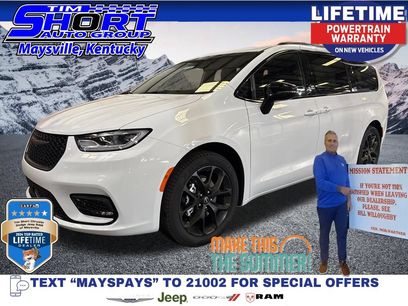 New 2026 Chrysler Pacifica Select w/ S Appearance Package