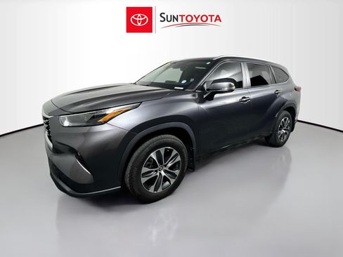 Used 2024 Toyota Highlander XLE FWD image 9