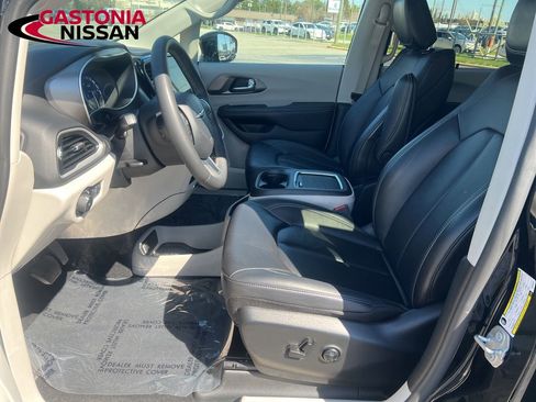 Used 2024 Chrysler Pacifica Touring-L FWD image 17