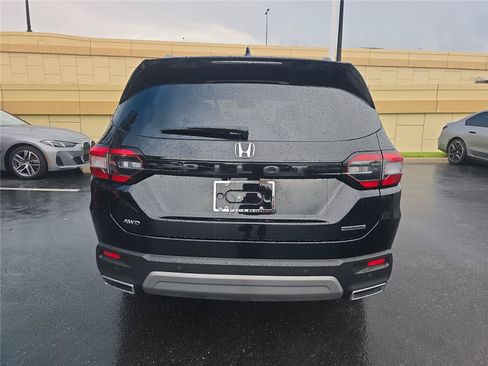 Used 2025 Honda Pilot Touring image 3