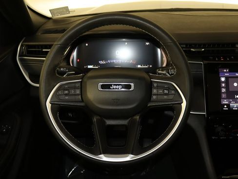 Used 2023 Jeep Grand Cherokee Altitude RWD image 28