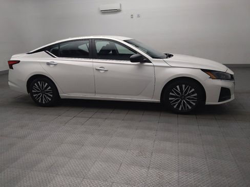 Used 2024 Nissan Altima 2.5 SV FWD image 11