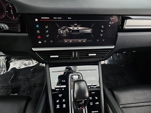 Used 2022 Porsche Cayenne Platinum Edition image 25