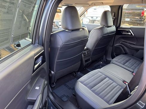 Used 2025 Mitsubishi Outlander SE image 34