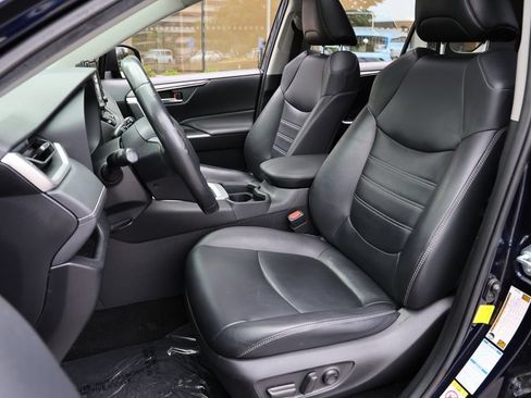 Used 2019 Toyota RAV4 XLE Premium w/ Cold Weather Package AWD/4WD image 17
