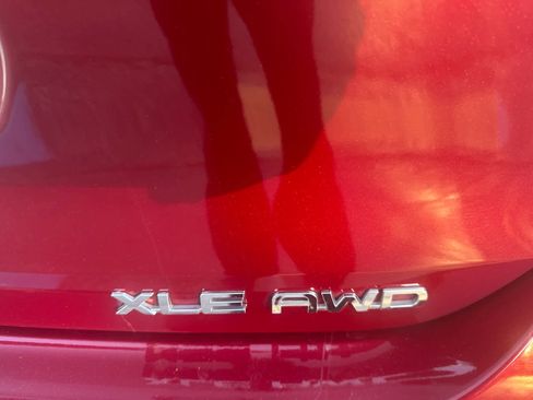 Used 2023 Toyota Highlander XLE AWD/4WD image 4