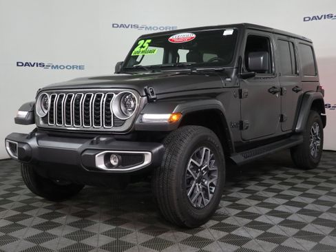 Used 2025 Jeep Wrangler Sahara image 12