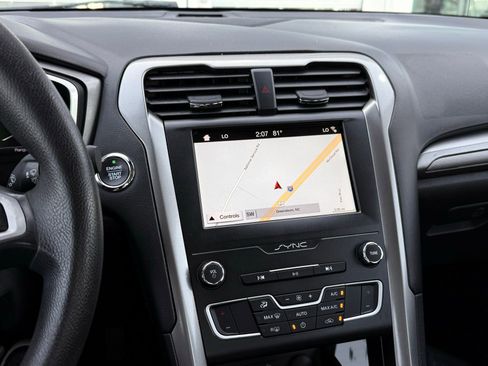 Used 2019 Ford Fusion SE FWD image 28