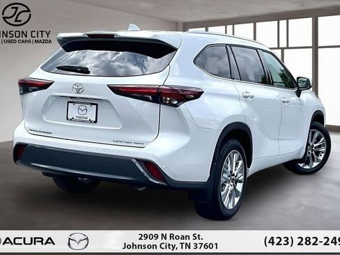Used 2025 Toyota Highlander Limited AWD/4WD image 2