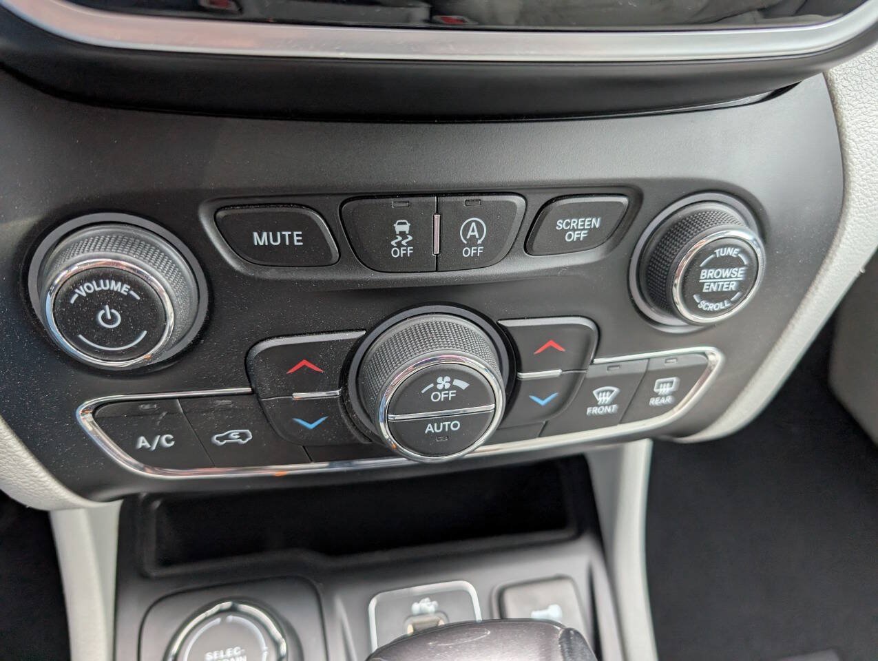 Used 2019 Jeep Cherokee Limited w/ Trailer Tow Group AWD/4WD image 26