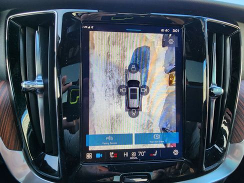 Used 2025 Volvo V60 B5 Cross Country Plus image 33