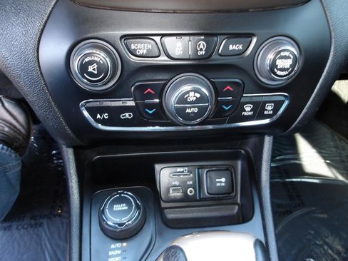 Used 2017 Jeep Cherokee Latitude w/ Comfort/Convenience Group AWD/4WD image 20