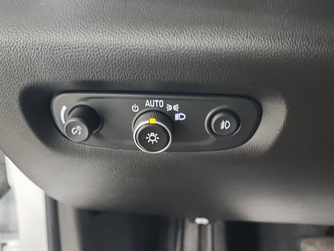 Used 2021 Chevrolet Traverse Premier FWD image 24