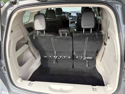 Used 2023 Chrysler Pacifica Limited FWD image 18