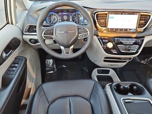 Used 2024 Chrysler Pacifica Touring-L image 15