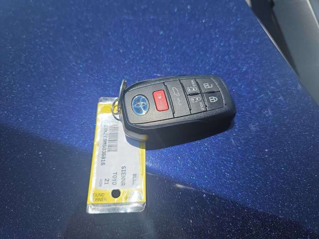 Used 2021 Toyota Sienna Platinum FWD image 28