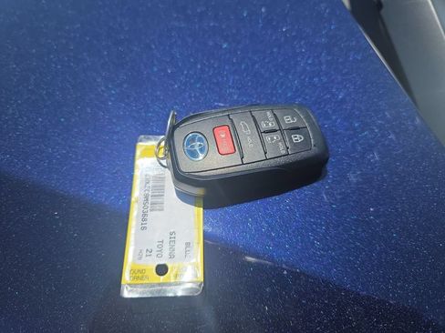 Used 2021 Toyota Sienna Platinum FWD image 28