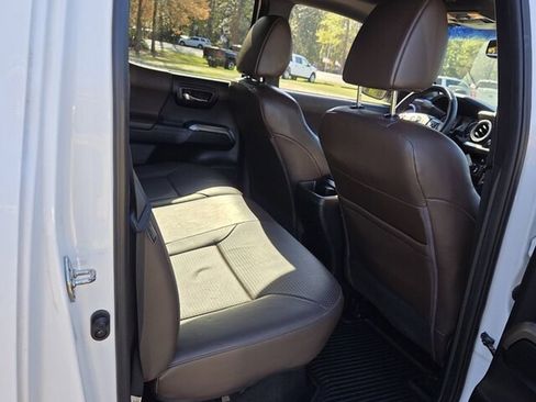 Used 2016 Toyota Tacoma Limited w/ Towing Package image 15