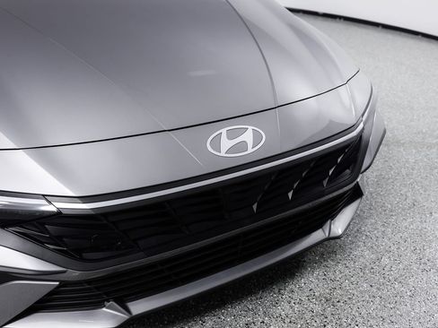 Used 2025 Hyundai Elantra SE FWD image 5